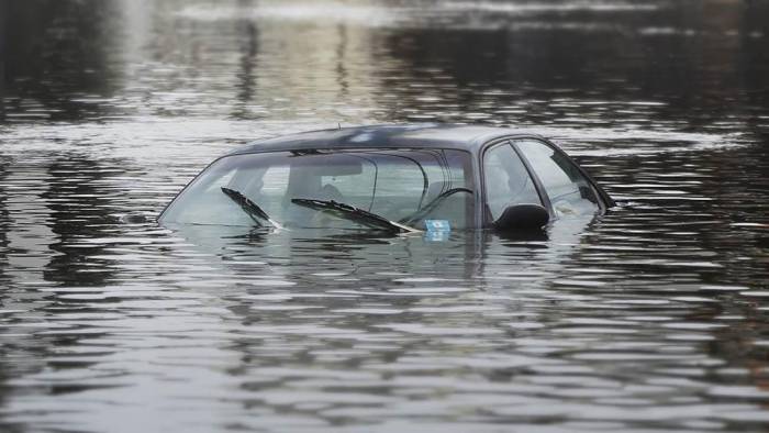 Автомобиль в воде